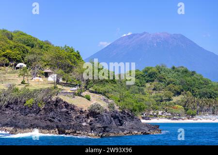 Vulcano del Monte Agung visto dalla costa di Bali, Indonesia Foto Stock