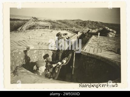 Tre soldati della Wehrmacht in un bunker, foto 1940 - 1941 tre soldati della Wehrmacht sono in un belvedere di un bunker nelle dune vicino a Noordwijkerhout. Un rack per un ingegnere di macchine antiaeree. Uno stato osservando il binocolo. Un altro serve la mitragliatrice. Potrebbero essere una delle truppe della guardia di frontiera. Noordwijkerhout supporto fotografico gelatina stampa argento occupazione  guerra. fortificazioni temporanee. Armi da fuoco (con NOME) Noordwijkerhout Foto Stock