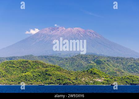 Vulcano del Monte Agung visto dalla costa di Bali, Indonesia Foto Stock