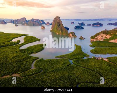 Vista panoramica del punto panoramico di Sametnangshe delle montagne nella Baia di Phangnga con la foresta di mangrovie nel Mare delle Andamane con cielo crepuscolo serale, destinazione di viaggio a Phangnga, Thailandia Foto Stock