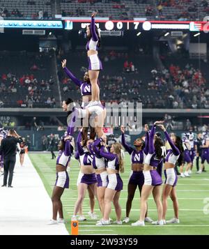 23 dicembre 2023 - le cheerleader dei Northwestern Wildcats durante la partita del Las Vegas Bowl tra i Northwestern Wildcats e gli Utah Utes all'Allegiant Stadium di Las Vegas, Nevada - Michael Sullivan/CSM Foto Stock