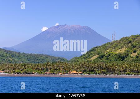 Vulcano del Monte Agung visto dalla costa di Bali, Indonesia Foto Stock
