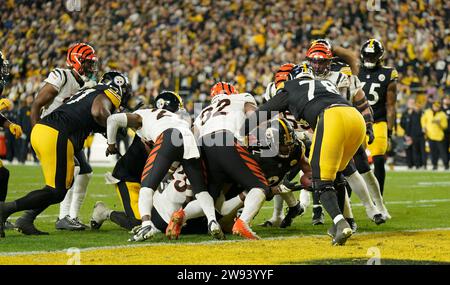 23 dicembre 2023, vuoto, vuoto, USA: 23 dicembre, 2023: Najee Harris #22 durante la partita dei Pittsburgh Steelers contro i Cincinnati Bengals a Pittsburgh, Pennsylvania, all'Acrisure Stadium. Brook Ward/AMG (immagine di credito: © AMG/AMG via ZUMA Press Wire) SOLO USO EDITORIALE! Non per USO commerciale! Foto Stock