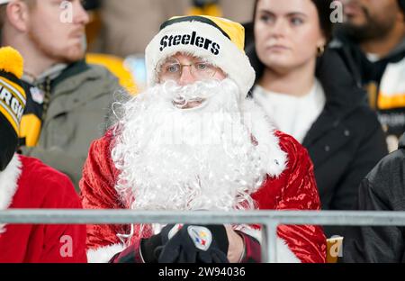 23 dicembre 2023, vuoto, vuoto, USA: 23 dicembre, 2023: Steelers Santa durante la partita tra Pittsburgh Steelers e Cincinnati Bengals a Pittsburgh, Pennsylvania, all'Acrisure Stadium. Brook Ward/AMG (immagine di credito: © AMG/AMG via ZUMA Press Wire) SOLO USO EDITORIALE! Non per USO commerciale! Foto Stock