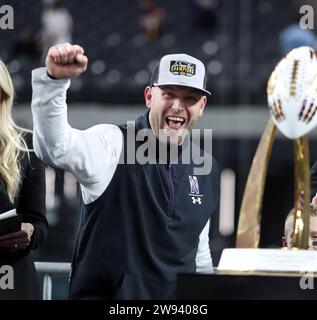 23 dicembre 2023 - l'allenatore dei Northwestern Wildcats David Braun festeggia la vittoria nella partita del Las Vegas Bowl tra i Northwestern Wildcats e gli Utah Utes all'Allegiant Stadium di Las Vegas, Nevada - Michael Sullivan/CSM Foto Stock