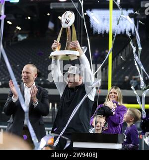 23 dicembre 2023 - l'allenatore dei Northwestern Wildcats David Braun festeggia la vittoria nella partita del Las Vegas Bowl tra i Northwestern Wildcats e gli Utah Utes all'Allegiant Stadium di Las Vegas, Nevada - Michael Sullivan/CSM Foto Stock