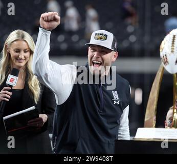 23 dicembre 2023 - l'allenatore dei Northwestern Wildcats David Braun festeggia la vittoria nella partita del Las Vegas Bowl tra i Northwestern Wildcats e gli Utah Utes all'Allegiant Stadium di Las Vegas, Nevada - Michael Sullivan/CSM Foto Stock