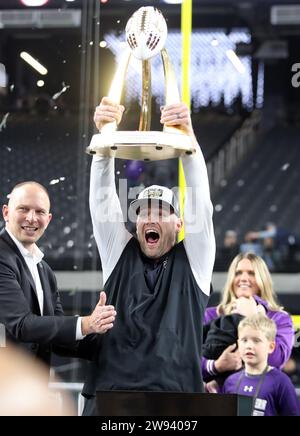 23 dicembre 2023 - l'allenatore dei Northwestern Wildcats David Braun festeggia la vittoria nella partita del Las Vegas Bowl tra i Northwestern Wildcats e gli Utah Utes all'Allegiant Stadium di Las Vegas, Nevada - Michael Sullivan/CSM Foto Stock