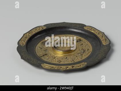 Piattino, 1700 - 1800 piatto di Suassa dorata di fuoco, con bordo smerlato e un anello rialzato al centro, in cui si inserisce una tazza. Il bordo è nero, con tre motivi floreali scolpiti e tre cartigli (medaglioni) con decorazioni decorate di rami con fiori e uccelli. Sul fondo, tutto intorno all'anello sollevato (con cordone di saldatura), fascia nera con il motivo a strisce stanco; rilievo dorato scusato, da rami con foglie, fiori e uccelli. All'interno dell'anello rialzato immagine fritta di un fiore aperto. La parte inferiore del piatto è liscia. Tonkin. Casting Vietnam. Canton Foto Stock