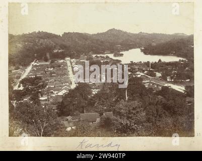 Vista sulla città di Kandy, vista da una parte superiore, c. 1890 - c. 1910 Fotografia NetherlandsColombo paper. cartone. supporto fotografico stampa in argento gelatina Foto Stock