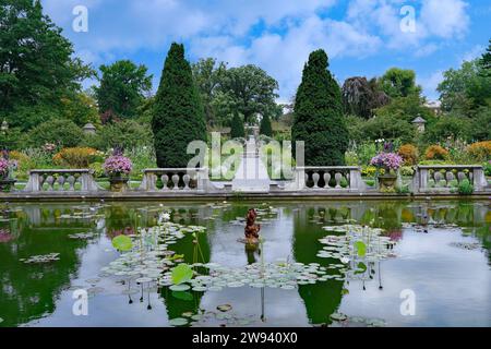 Giardino formale con laghetto a Old Westbury, Long Island Foto Stock