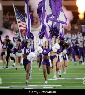 23 dicembre 2023 - cheerleader dei Northwestern Wildcats durante la partita del Las Vegas Bowl tra i Northwestern Wildcats e gli Utah Utes all'Alelgiant Stadium di Las Vegas, Nevada - Michael Sullivan/CSM Foto Stock