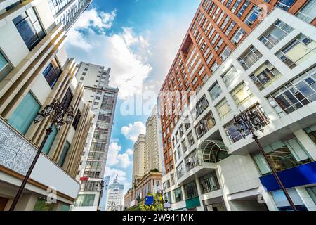 Foto con angolo basso di edifici moderni; Kunming, Yunnan, Cina. Foto Stock