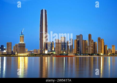 Fiume Yangtze e grattacieli, vista notturna della città di Wuhan, Cina. Foto Stock