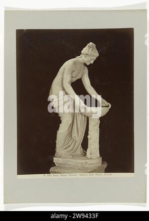 Scultura Danaide, c. 1880 - c. 1904 Fotografia scultura Danaide. Nella parte inferiore sinistra della foto, il numero 21 è scritto con una penna con inchiostro nero. Giornale di Roma. supporto fotografico. Stampa di albumi di cartone dei Musei Vaticani Foto Stock