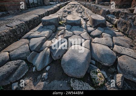 Napoli, Italia - 8 novembre 2023: Tappe per i pedoni di strada nell'antica città romana di Pompei Foto Stock