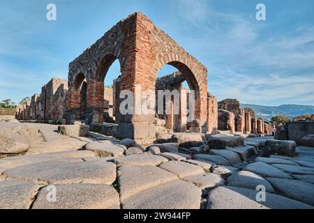 Napoli, Italia - 8 novembre 2023: Rovine delle case nell'antica città di Pompei Foto Stock