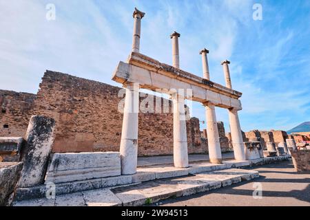 Napoli, Italia - 8 novembre 2023: Antiche rovine del foro di Pompei Foto Stock
