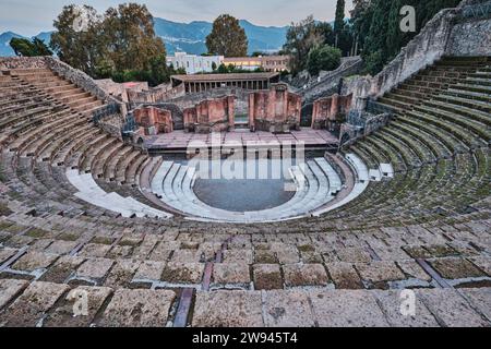 Napoli, Italia - 8 novembre 2023: Veduta del grande Teatro nelle rovine dell'antica città romana di Pompei, regione Campania Foto Stock