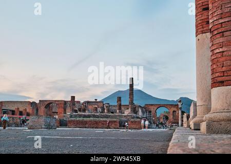 Napoli, Italia - 8 novembre 2023: Vista del Vesuvio attraverso le rovine del foro di Pompei Foto Stock