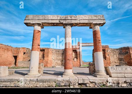 Napoli, Italia - 8 novembre 2023: Colonne in pietra e mattoni del foro nell'antica città romana di Pompei Foto Stock
