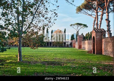 Napoli, Italia - 8 novembre 2023: Vista sul cortile del palazzo della palestra grande nell'antica città di Pompei Foto Stock