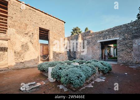 Napoli, Italia - 8 novembre 2023: Giardino interno in una tipica villa romana dell'antica Pompei Foto Stock