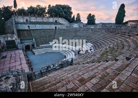 Napoli, Italia - 8 novembre 2023: Veduta del grande Teatro nelle rovine dell'antica città romana di Pompei, regione Campania Foto Stock