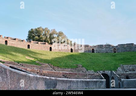Napoli, Italia - 8 novembre 2023: L'anfiteatro di Pompei è uno dei più antichi anfiteatri romani sopravvissuti. Si trova nell'antica Pompei Foto Stock