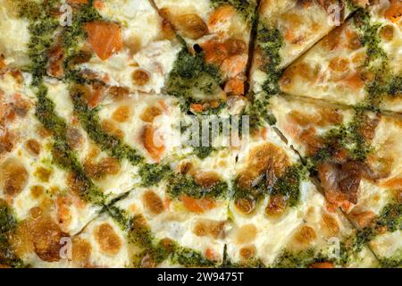 pizza con pesce alla trota rossa e salsa verde, deliziosa pizza con pesce e frutti di mare Foto Stock