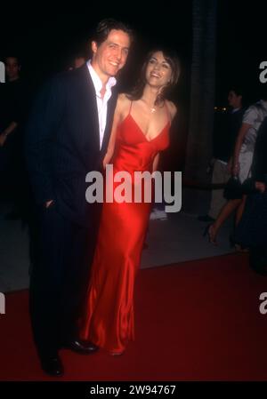 Beverly Hills, California, USA 25 settembre 1996 l'attore Hugh Grant e la modella Elizabeth Hurley assistono a Extreme Measures Premiere all'Academy Theatre il. 25 settembre 1996 a Beverly Hills, California, USA. Foto di Barry King/Alamy Stock Photo Foto Stock