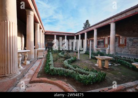 Napoli, Italia - 8 novembre 2023: Cortile della Casa dei Vettii o Casa dei Vettii o Domus Vettiorum nel sito archeologico di Pompei Foto Stock