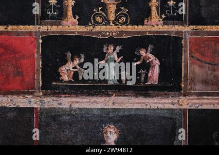 Napoli, Italia - 8 novembre 2023: Affreschi e dipinti murali nella Casa dei Vettii o nella Casa dei Vettii o nella Domus Vettiorum a Pompei Foto Stock