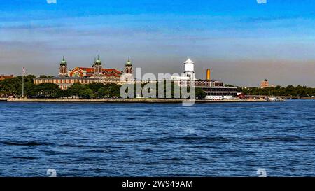 La favolosa Ellis Island, vista da una barca che ha navigato verso Liberty Island, dove si trova la favolosa Statua della libertà nella grande Mela Foto Stock