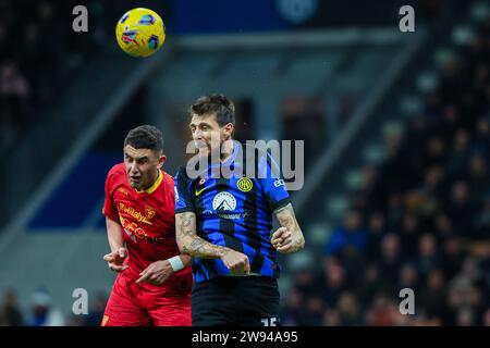 Milano, Italia. 23 dicembre 2023. Francesco Acerbi dell'FC Internazionale (R) compete per la palla con Roberto piccoli dell'US Lecce (L) durante la partita di serie A 2023/24 tra FC Internazionale e US Lecce allo Stadio Giuseppe Meazza. PUNTEGGIO FINALE : Inter 2 | 0 Lecce credito: SOPA Images Limited/Alamy Live News Foto Stock