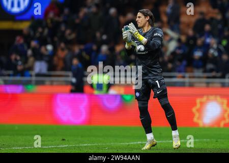 Milano, Italia. 23 dicembre 2023. Yann Sommer del FC Internazionale festeggia la vittoria al termine della partita di serie A 2023/24 tra FC Internazionale e US Lecce allo Stadio Giuseppe Meazza, Milano, Italia il 23 dicembre 2023 - foto FCI/Fabrizio Carabelli PUNTEGGIO FINALE : Inter 2 | 0 Lecce credito: SOPA Images Limited/Alamy Live News Foto Stock