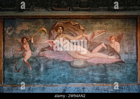 Napoli, Italia - 8 novembre 2023: Venere nella conchiglia, un antico affresco romano in casa di Loreo Tiburtinus Foto Stock