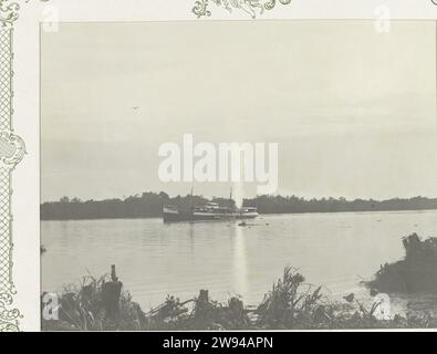 Piroscafo su un fiume, 1903 - 1907 Fotografia su un piroscafo che naviga su un fiume. Foto nell'album fotografico sull'estrazione di petrolio nel Borneo del Royal Dutch Petroleum Maatschappij (KNPM) negli anni 1903-1907. Carta Kalimantan gelatina argento stampa Borneo Foto Stock