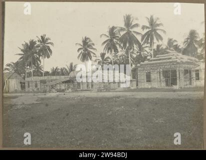 Costruzione di un complesso edilizio, 1914 - 1919 Fotografia di un cantiere con un gruppo di edifici in costruzione, probabilmente a Medan. Foto nell'album fotografico dello studio di architettura olandese e della società appaltatrice Bennink e Riphagen a Medan negli anni 1914-1919. Mentre la fotografia supporta la stampa in argento gelatina Foto Stock