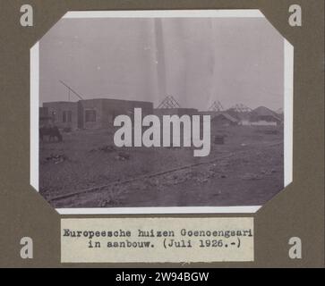 Le case europee goenoengsari sono in costruzione. (Luglio 1926.), 1926 Fotografia costruzione delle case per il personale europeo della fabbrica, luglio 1926. Parte dell'album fotografico con le foto della costruzione della fabbrica di zucchero a Goenoengsari a Giava Orientale da parte dell'Handels Vereniging Amsterdam 1926-1927. Supporto fotografico di Giava orientale stampa argento gelatina Giava orientale Foto Stock