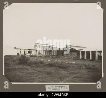 S.O. Goenoengsari. Vista posteriore di fabbrica. 30-4-27., 1927 Fotografia della parte posteriore della fabbrica, aprile 1927. Parte dell'album fotografico con le foto della costruzione della fabbrica di zucchero a Goenoengsari a Giava Orientale da parte dell'Handels Vereniging Amsterdam 1926-1927. Supporto fotografico di Giava orientale stampa argento gelatina Giava orientale Foto Stock