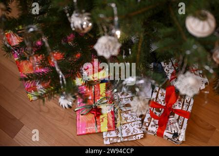 Berlino, Germania. 23 dicembre 2023. I regali avvolti giacciono sotto un albero di Natale. Crediti: Jens Kalaene/dpa/Alamy Live News Foto Stock