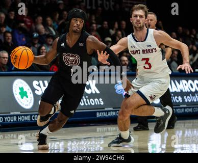 23 dicembre 2023 Moraga, CA U.S.A. Guardia dello Stato del Missouri Alston Mason (1) va al canestro durante la partita di pallacanestro maschile NCAA tra i Missouri State Bears e i Saint Mary's Gaels. Missouri State batte Saint Mary's 69-64 all'University Credit Union Pavilion Moraga California. Thurman James/CSM3 Foto Stock