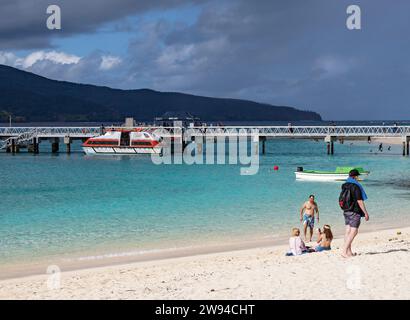 I passeggeri della crociera/nave da crociera del Sud Pacifico da Carnival Splendor godono delle acque cristalline e della spiaggia di Mystery Island. Dopo la partenza da Foto Stock