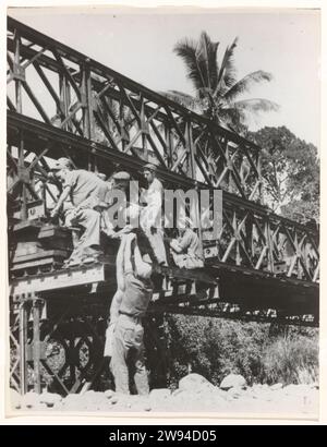 Bailybrug, 1949 Photograph Genie Troops have built a semi-permanente Baily Bridge on North Sumatra, 10 ottobre 1949. Supporto fotografico Sumatra ponte Bailey Noord-Sumatra. Indie Orientali olandesi, il Foto Stock