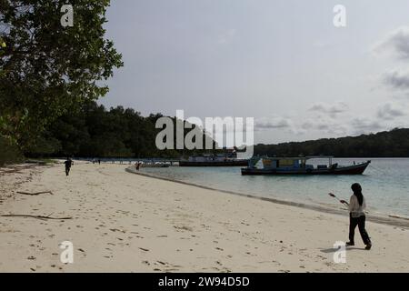 Pandeglang, Banten, Indonesia. 23 dicembre 2023. La gente visita l'isola di Peucang, che è un sito patrimonio dell'umanità dell'UNESCO nel Parco Nazionale di Ujung Kulon, nel distretto di Sumur. (Immagine di credito: © Angga Budhiyanto/ZUMA Press Wire) SOLO USO EDITORIALE! Non per USO commerciale! Foto Stock