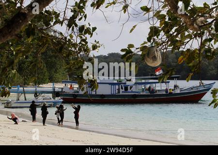 Pandeglang, Banten, Indonesia. 23 dicembre 2023. La gente visita l'isola di Peucang, che è un sito patrimonio dell'umanità dell'UNESCO nel Parco Nazionale di Ujung Kulon, nel distretto di Sumur. (Immagine di credito: © Angga Budhiyanto/ZUMA Press Wire) SOLO USO EDITORIALE! Non per USO commerciale! Foto Stock