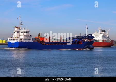 La draga a tramoggia Middelburg sta lasciando il porto di Rotterdam attraverso Hoek van Holland nei Paesi Bassi Foto Stock