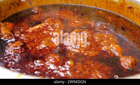 Doro Wat, una ricetta piccante di curry di pollo etiope, che rappresenta i sapori vibranti dell'Etiopia Foto Stock