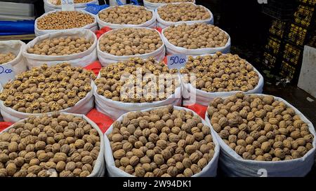 Bursa Bazaar in Turchia, venditori di noci intere, che offrono un assaggio dei ricchi sapori di nocciola del paese Foto Stock